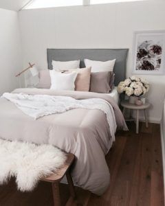futro w sypialni w stylu skandynawskim