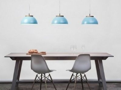 3-niebieskie-lampy-wiszące-nad-stołem-w-jadalni