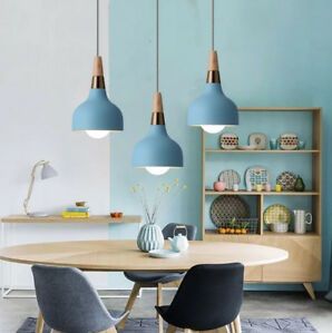 lampy-wiszące-nad-stołem-drewnianym
