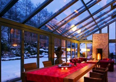 Zimowy salon – jak urządzić i oświetlić ogród zimowy?