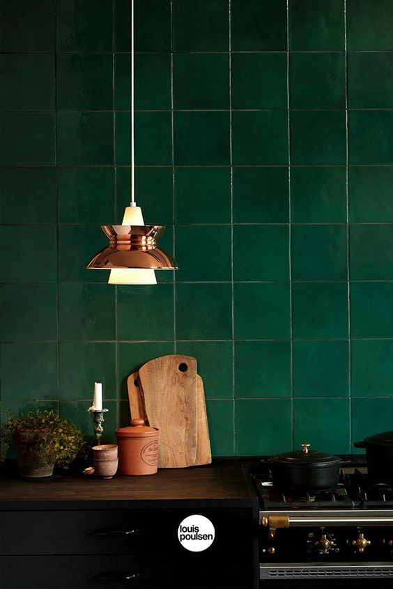 Miedziana lampa wisząca nad blatem kuchennym