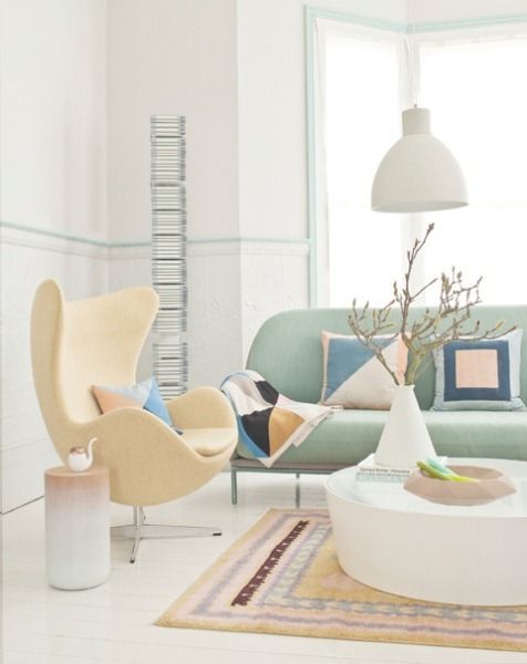 Pastelowe fotele w salonie - pastelowa kanapa