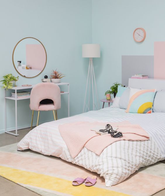 Pastelowa sypialnia - narzuty i ściany zielono różowe