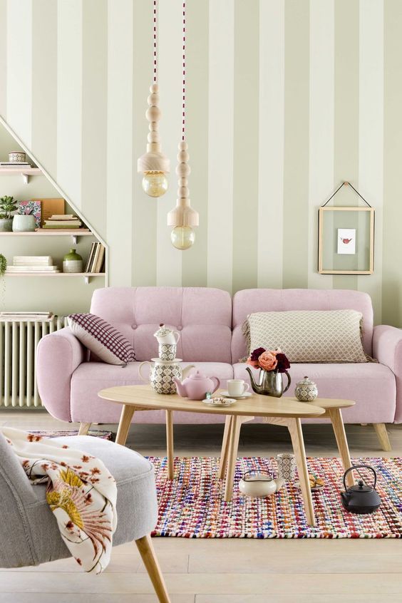 Różowo pastelowa sofa w salonie