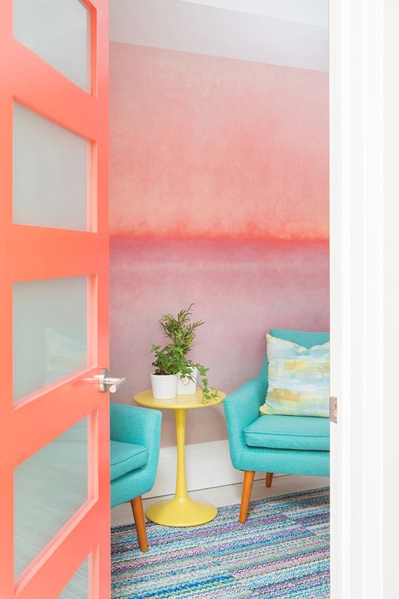 Stolik, krzesła i pastelowa ściana
