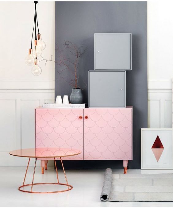 Różowa szafka pastelowa z szarymi meblami - salon