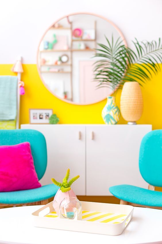 Żółte i błękitne meble w pokoju dziecka - pastelowe