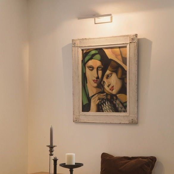 kinkiet nad obraz w salonie