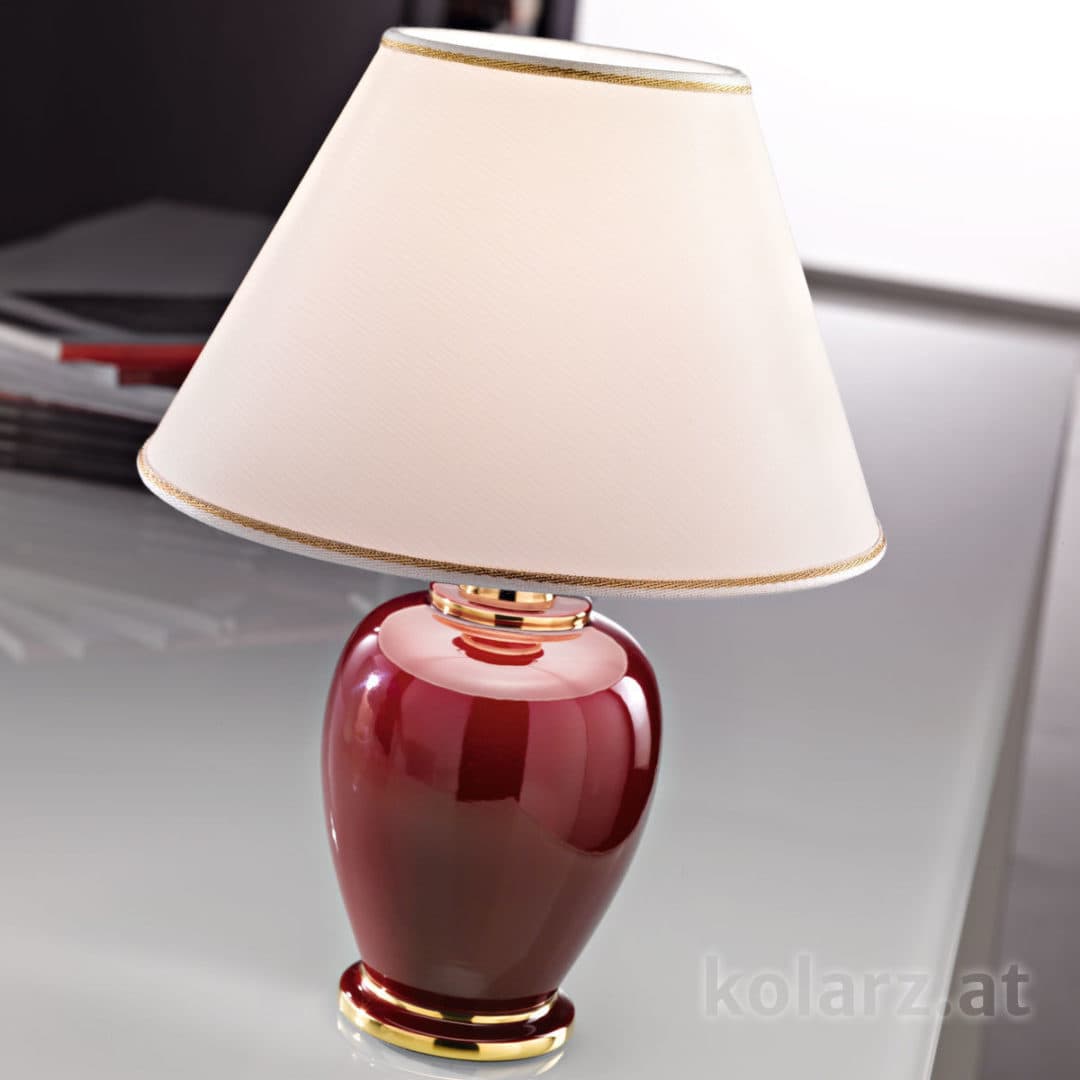 klasyczna lampa stołowa, bordo, złoto - aranżacja