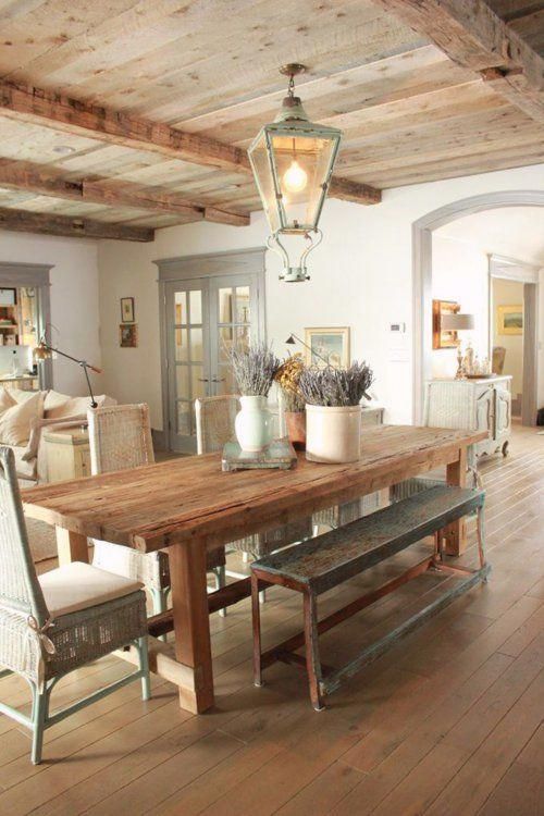Salon w stylu prowansalskim - drewniane meble i sufit  lampą