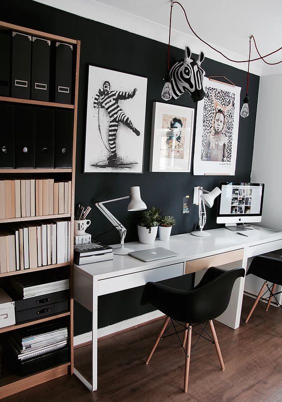 Aranżacja przestrzeni biurowej w domu - czarno białe ściany z lampami