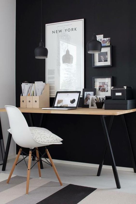 Pokój urządzony na biuro w domu - czarne ściany