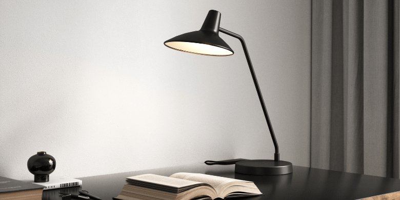 jak oświetlić biuro - nowoczesna lampka biurkowa czarna