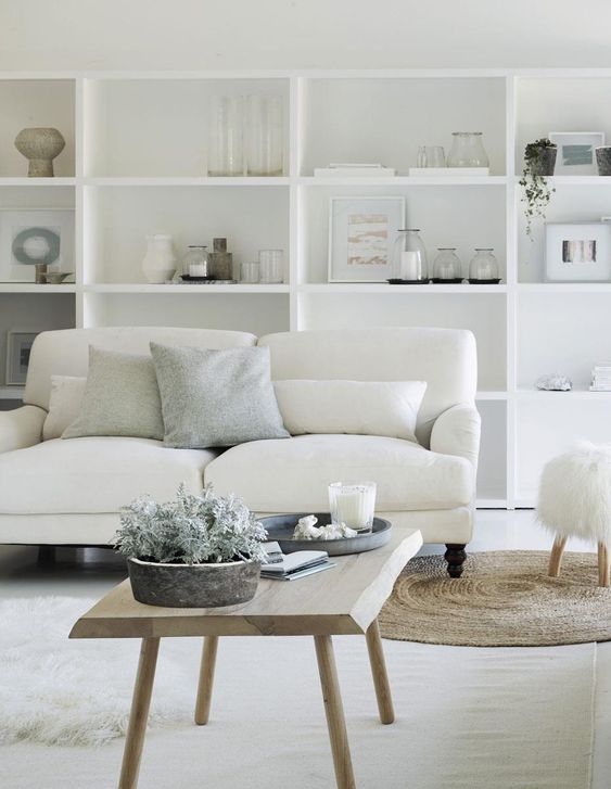 Dodatki do białego i jasnego salonu - sofa, stoliki