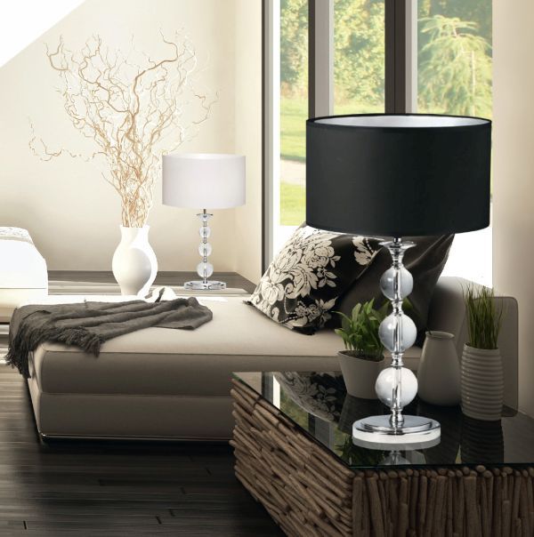 lampa stołowa z abażurem biała i czarna -aranżacja salon