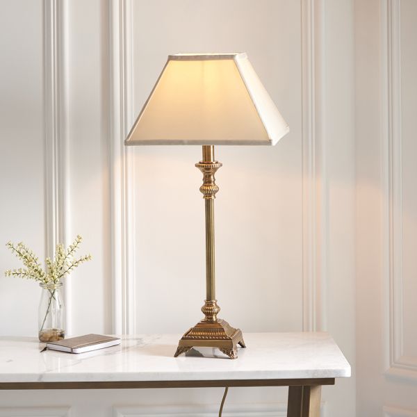 mosiężna lampa stołowa do salonu