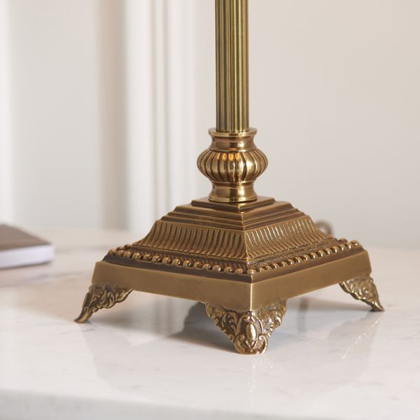 złota lampa stołowa ze zdobioną podstawą