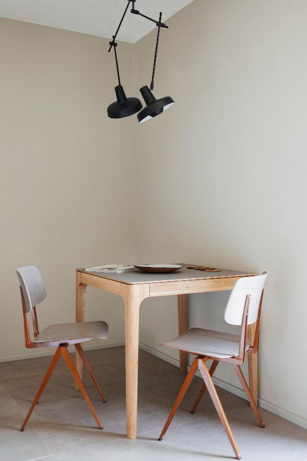 czarna nowoczesna lampa sufitowa nad stół