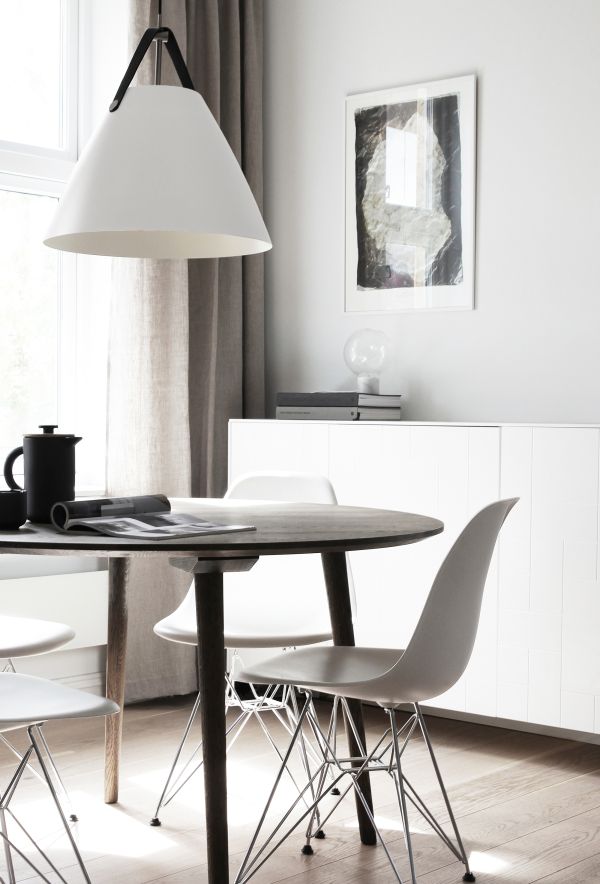 biała duża lampa wisząca nad okrągłym stołem