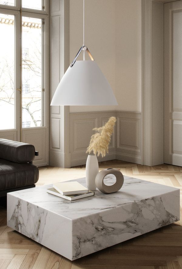 duża biała lampa wisząca nad marmurowym stolikiem kawowym