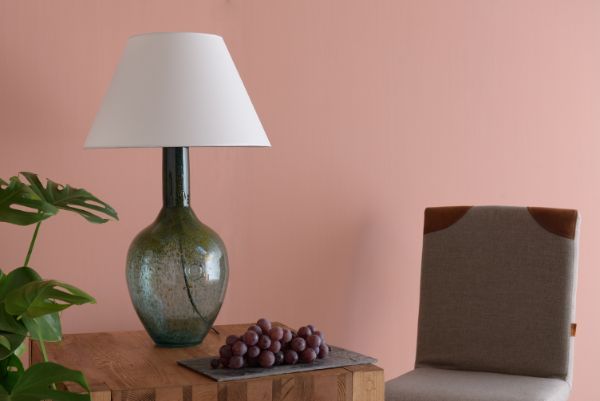Lampa z podstawą kolorową na stoliku małym drewnianym