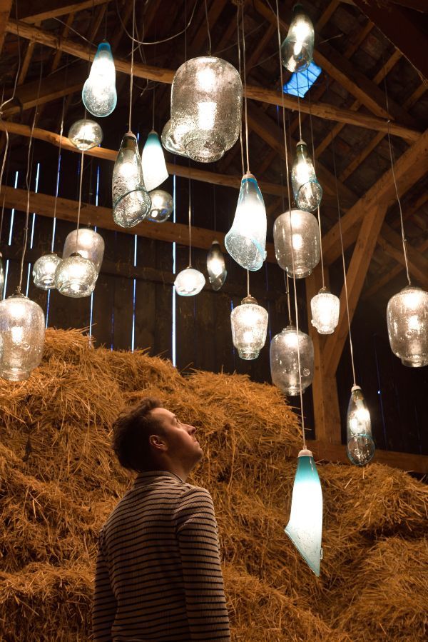 Lampy kolorowe wiszące w drewnianej stodole