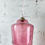 Wisząca lampa ze szklanym różowym kloszem