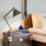 elegancka lampa biurkowa, metalowa,szara - aranżacja pokój podróżnika