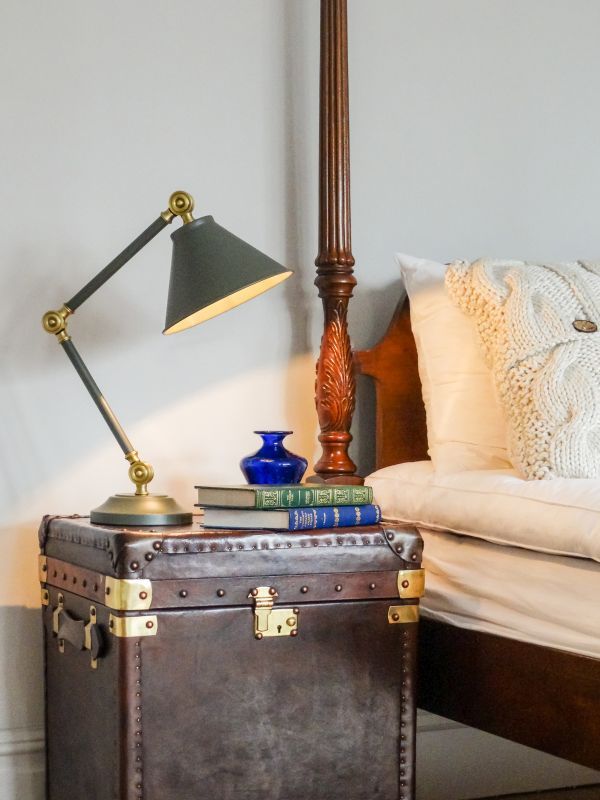 elegancka lampa biurkowa, metalowa,szara - aranżacja pokój podróżnika