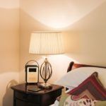 brązowa lampa stołowa z plisowanym abażurem, styl klasyczny - aranżacja sypialnia