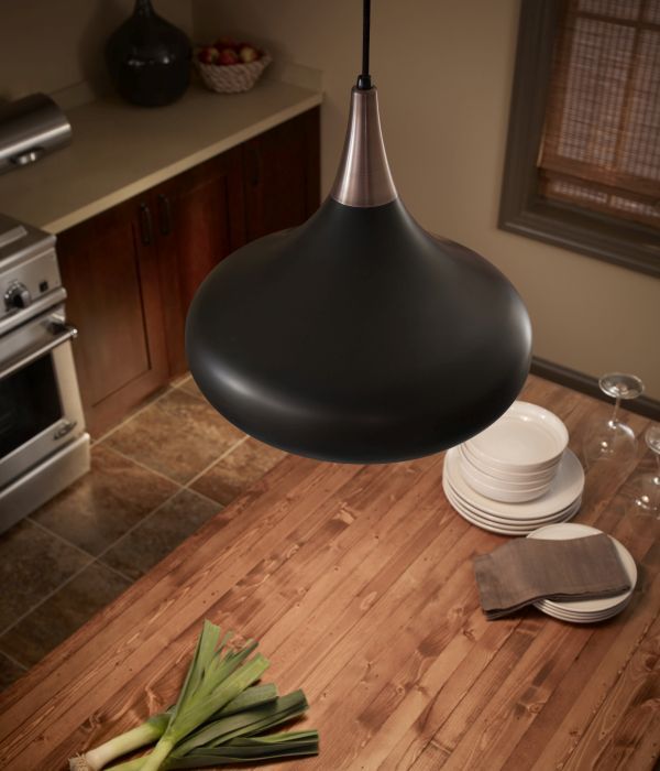 lampa wisząca z ciemnym, brązowym kloszem - aranżacja kuchnia z drewnem