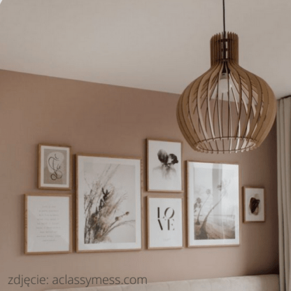drewniana ażurowa lampa do sypialni - styl boho