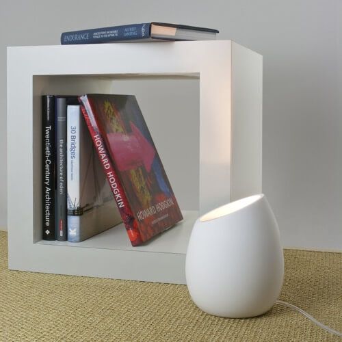 nowoczesna, minimalistyczna lampa stołowa z gipsu, gipsowa lampa stołowa, oryginalna forma, możliwość samodzielnego pomalowania lampy - aranżacja