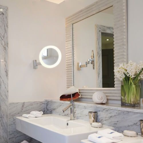 lustro łazienkowe okrągłe, polerowany chrom, lustro podświetlane modułem LED - aranżacja łazienka, marmur
