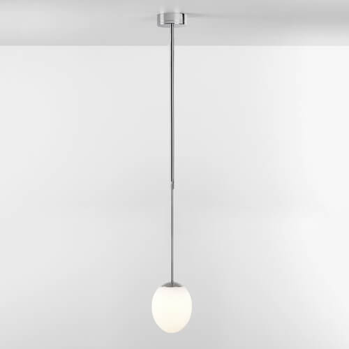minimalistyczna lampa wisząca ze szklanym kloszem