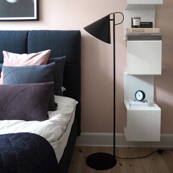 czarna lampa podłogowa ze stożkowym kloszem - aranżacja sypialnia