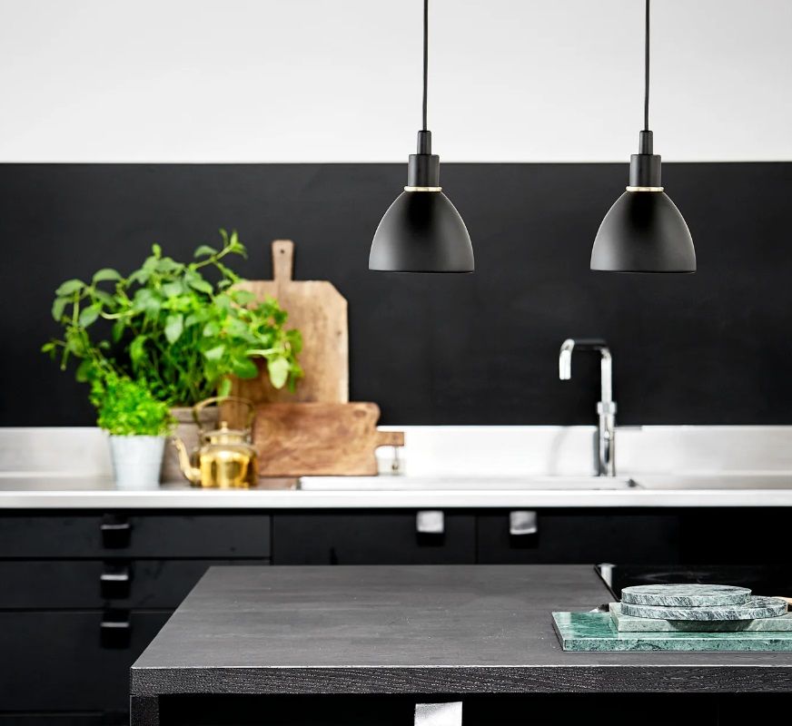 nowoczesne lampy wiszące, czarny klosz - aranżacja czarna kuchnia