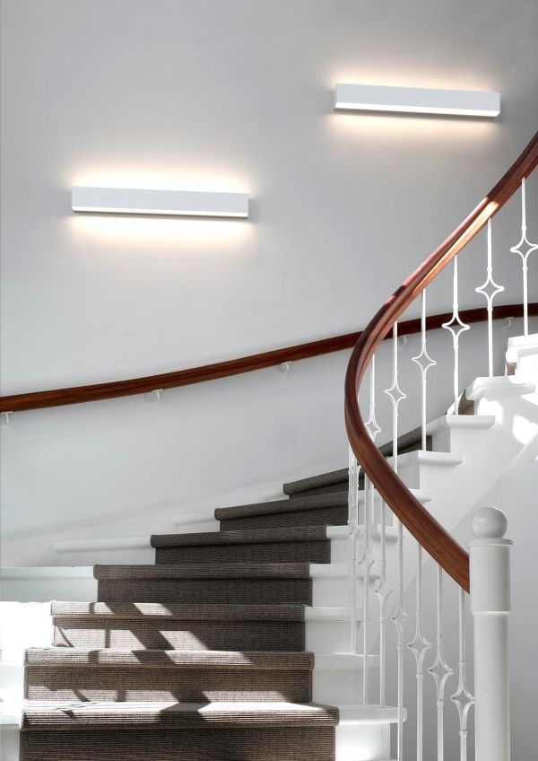 poziome, nowoczesne kinkiety do oświetlenia schodów, klatki schodowej