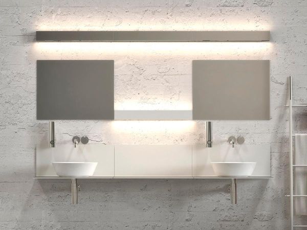 poziomy, srebrny kinkiet do oświetlenia lustra w łazience - aranżacja łazienka industrialna, nowoczesna