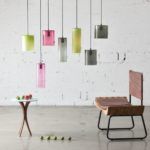 nowoczesne lampy z kolorowego szkła - aranżacja