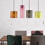 szklane lampy wiszące w różnych kolorach