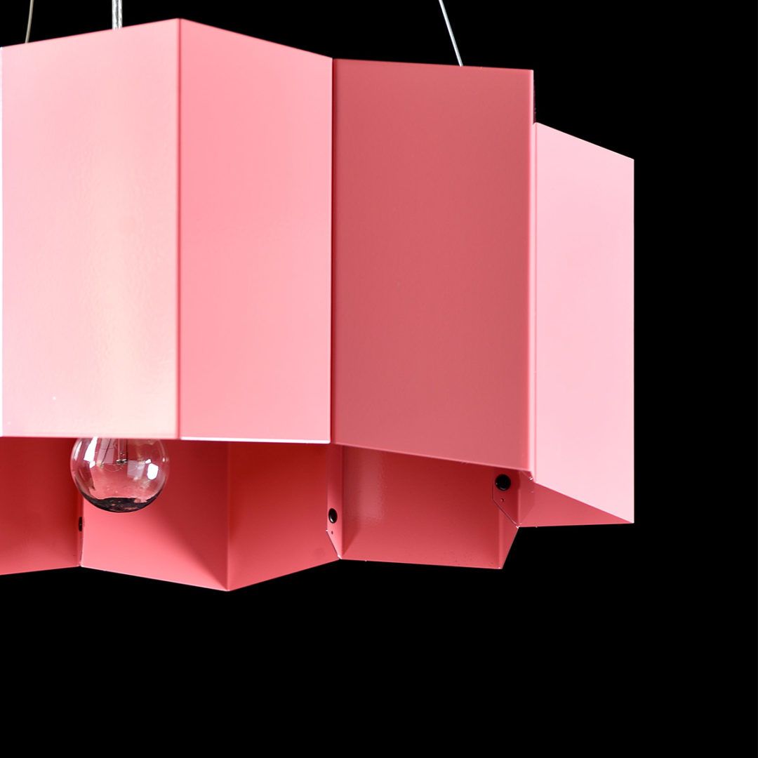 designerska, metalowa lampa wisząca, różowy klosz