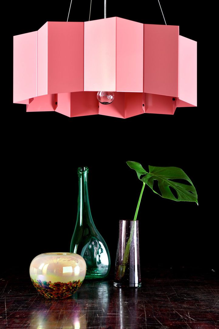 różowa, duża lampa wisząca z metalu