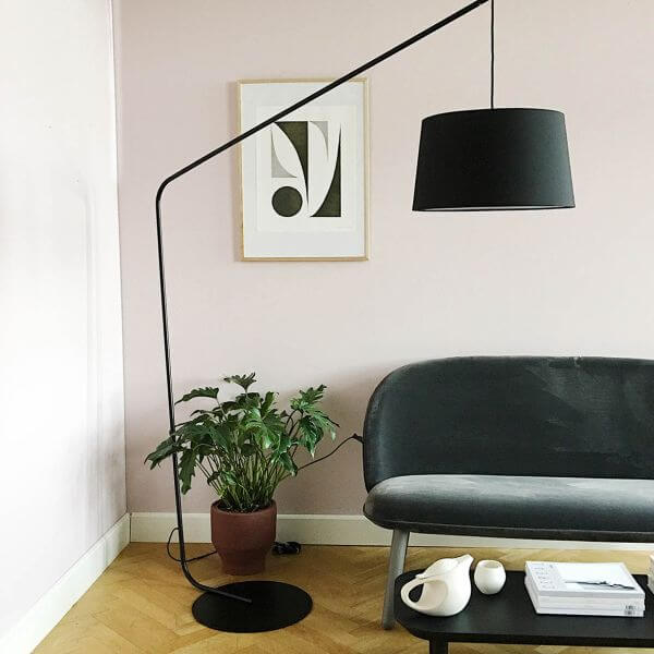 designerska lampa podłogowa z dużym, materiałowym abażurem i wygiętą podstawą, cała czarna - aranżacja salon