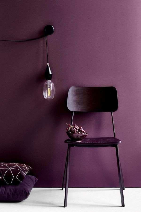 minimalistyczna lampa wiszaca, czarna - aranżacja fiolet