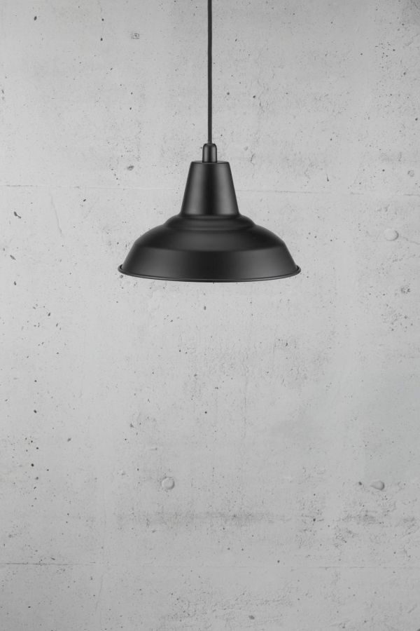 metalowa lampa wisząca w stylu industrialnym, czarny klosz