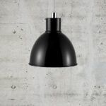 czarna, metalowa lampa wisząca w stylu industrialnym