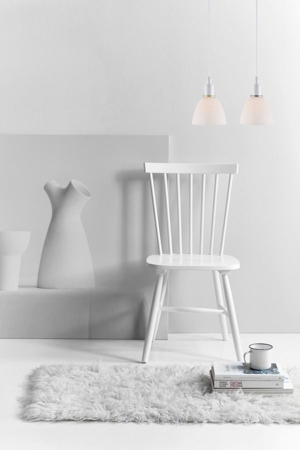 szklana, skandynawska lampa wisząca - aranżacja salon w bieli