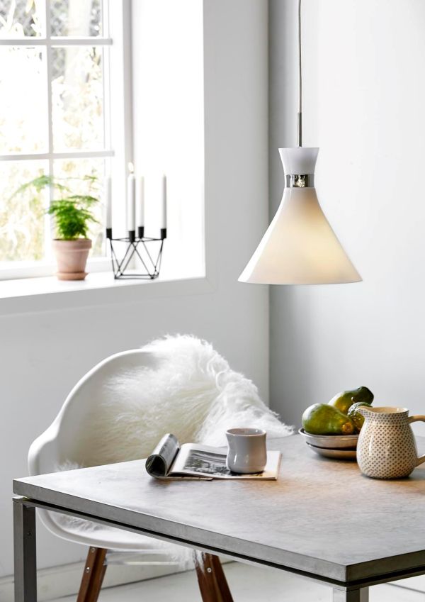 niewielka lampa wisząca nad stół, szklana, styl nowoczesny i skandynawski - aranżacja jasna jadalnia