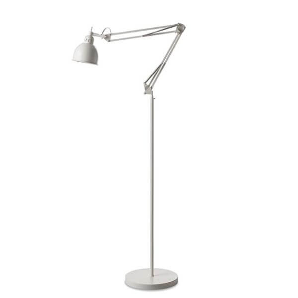 biała lampa podłogowa w stylu skandynawskim, industrialnym, mobilne ramię